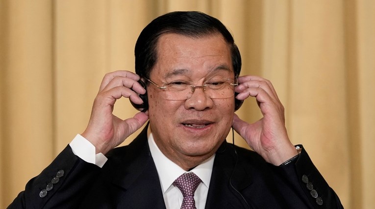 Premijer Kambodže nakon 38 godina dao ostavku i vlast prepustio sinu