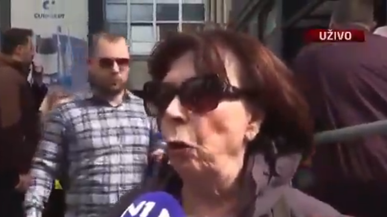 Dijeli se video legendarne glumice s prosvjeda u Srbiji. Demonstrativno je zaurlala