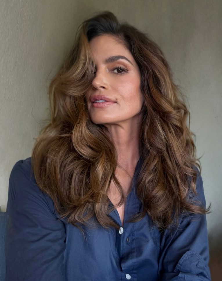 Cindy Crawford promijenila frizuru nakon desetljeća. Fanovi: "Još ljepša"