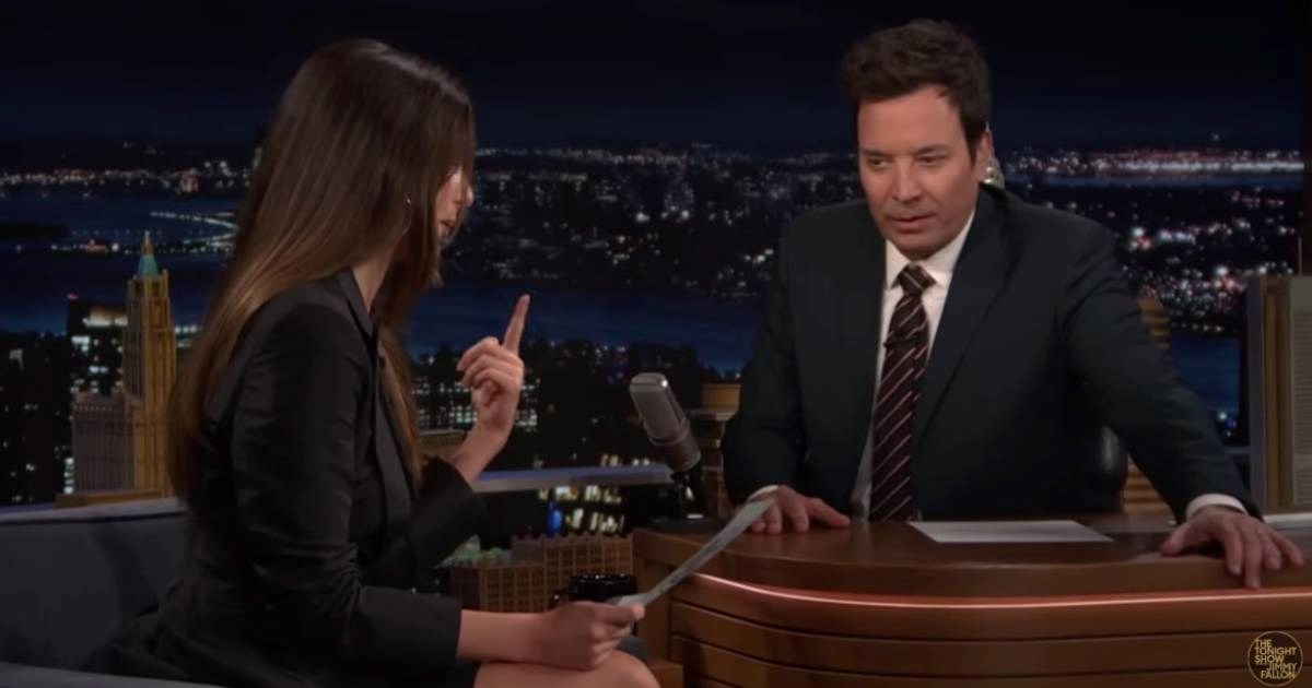 Moramo li objašnjavati zašto su ljudi Fallonu pisali da pazi gdje gleda u emisiji? 🫣