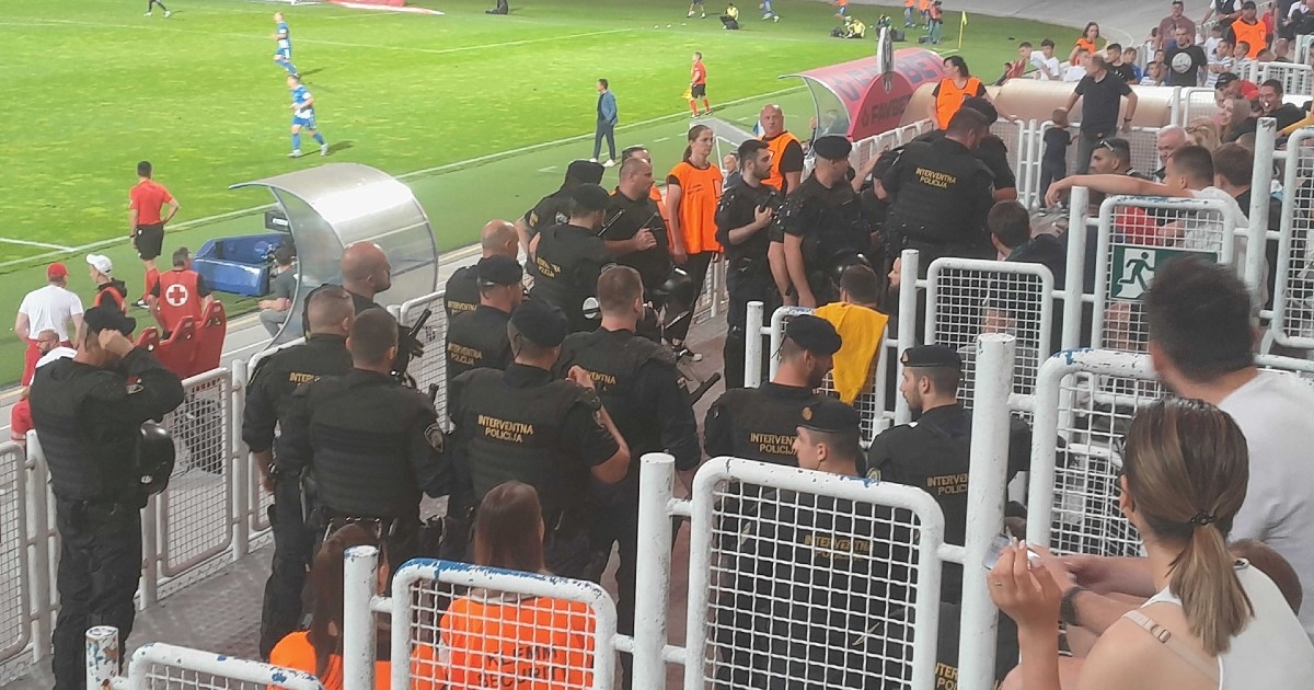 Nakon uvreda Mudražiji došlo do naguravanja na tribini. Policija spriječila sukob