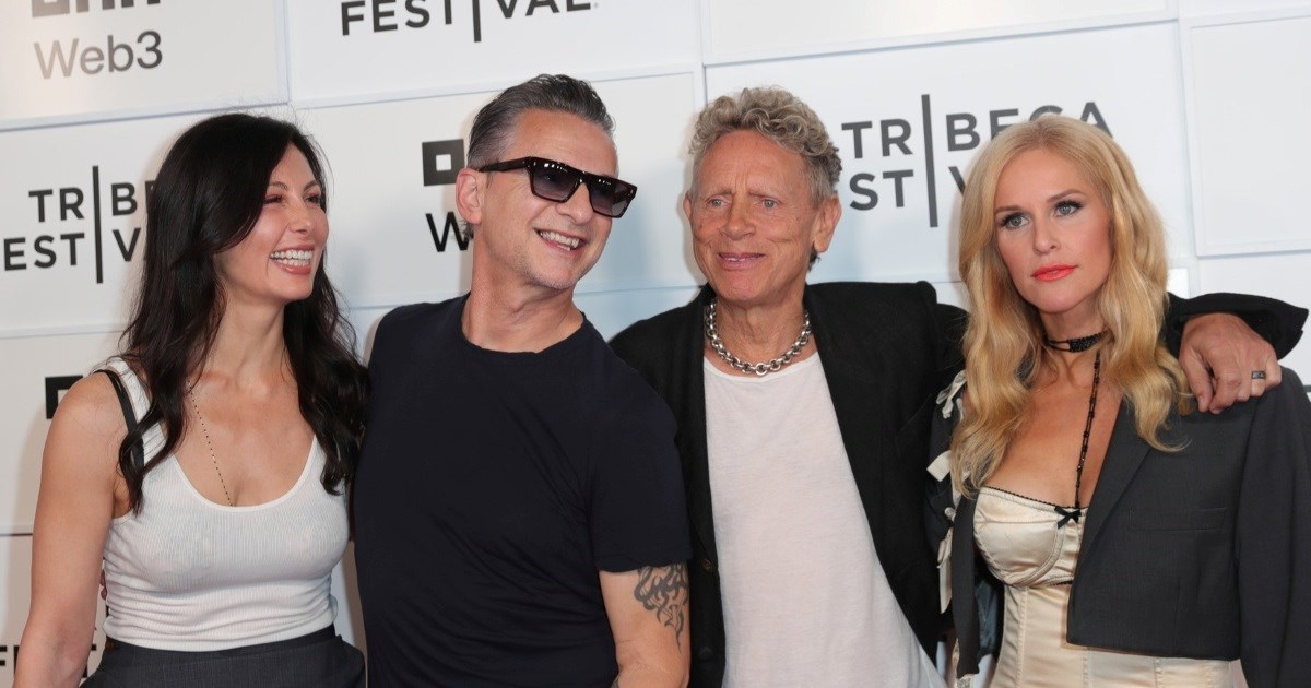 Članovi benda Depeche Mode pozirali sa suprugama na premijeri svog dokumentarca