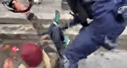 VIDEO U Parizu ga policajac odalamio pendrekom u prepone: "Amputiran mu je testis"