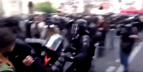 VIDEO Kaos tijekom policijskog sata u Parizu, mlate se policija i prosvjednici