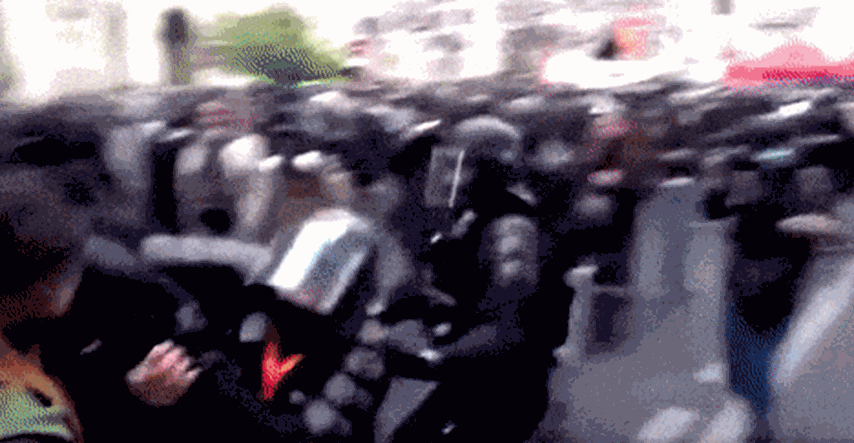 VIDEO Policija i prosvjednici se mlate u Parizu, sijevaju suzavci i palice