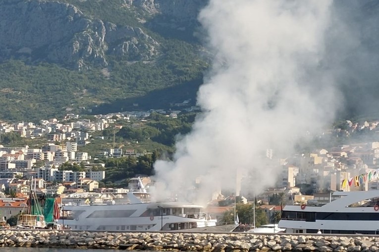 VIDEO Izbio požar na turističkom brodu u Makarskoj, ozlijeđeni vlasnik i njegov brat