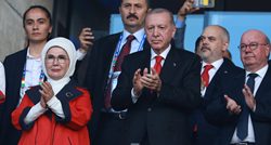 Erdogan snimljen na tribinama u Berlinu, na utakmicu poveo i suprugu Eminu