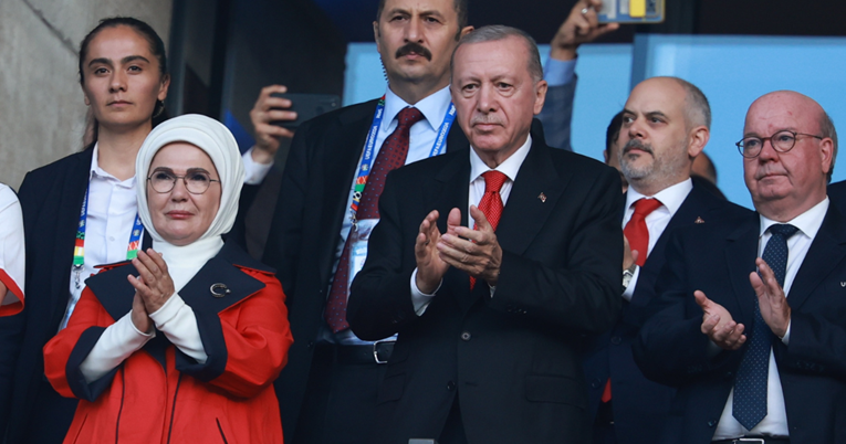 Erdogan snimljen na tribinama u Berlinu, na utakmicu poveo i suprugu Eminu