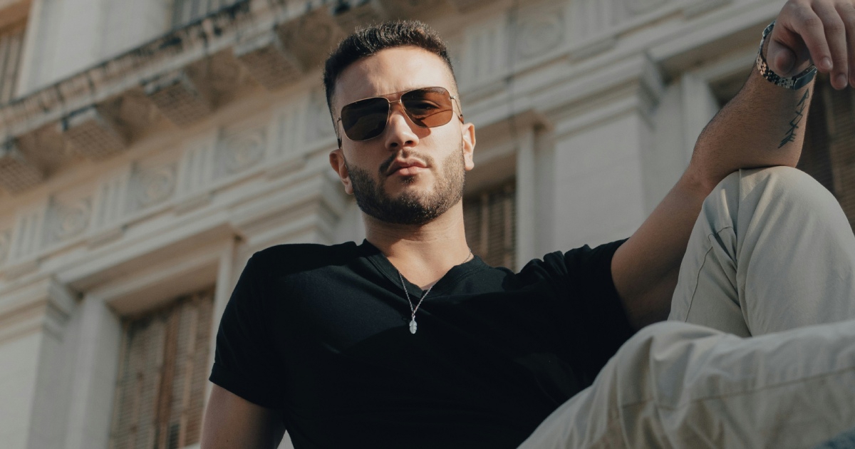 Mnogi muškarci nose crno i ljeti. Ovako vam neće biti prevruće
