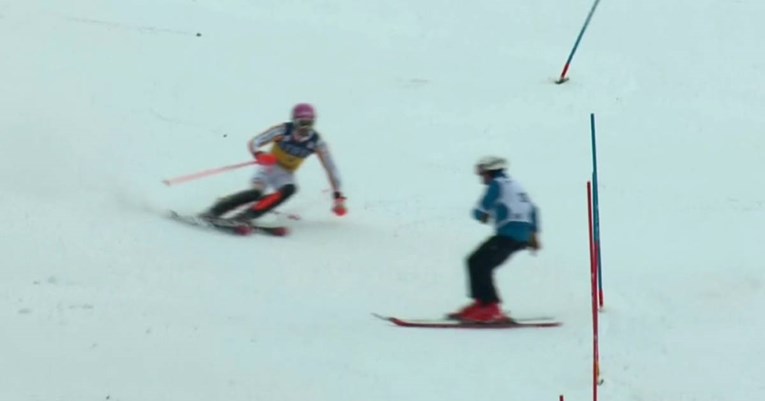 VIDEO Njemački skijaš jurio prema cilju. Onda se volonter pojavio na stazi