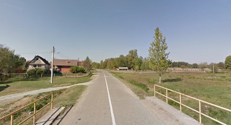 Vozač sletio s ceste kod Nove Gradiške, ozlijeđen je