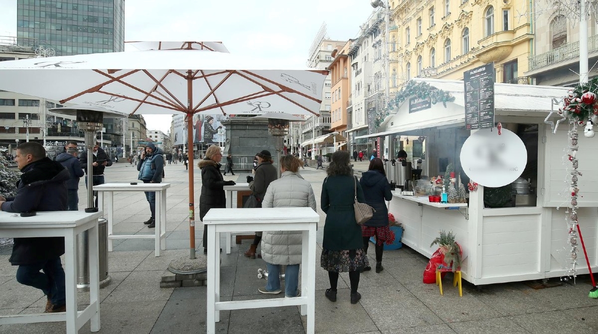 Advent u Zagrebu: Trg je ekstranikakav, a čak i bor izgleda kao spomenik tuge