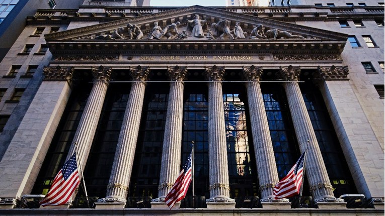 Na Wall Streetu Dow Jones skliznuo s rekordne razine, S&P 500 ojačao