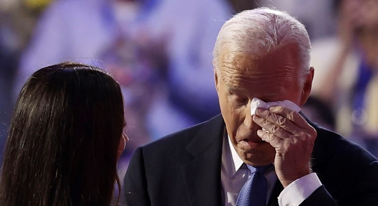 VIDEO Joe Biden sa suzama u očima održao oproštajni govor