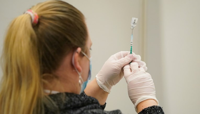 Financial Times: Pfizer spreman isporučiti EU manje cjepiva protiv covida