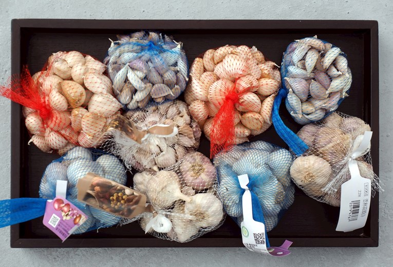 Ovisno o načinu rezanja, okus češnjaka može biti oštar i ljutkast ili sladak i blag