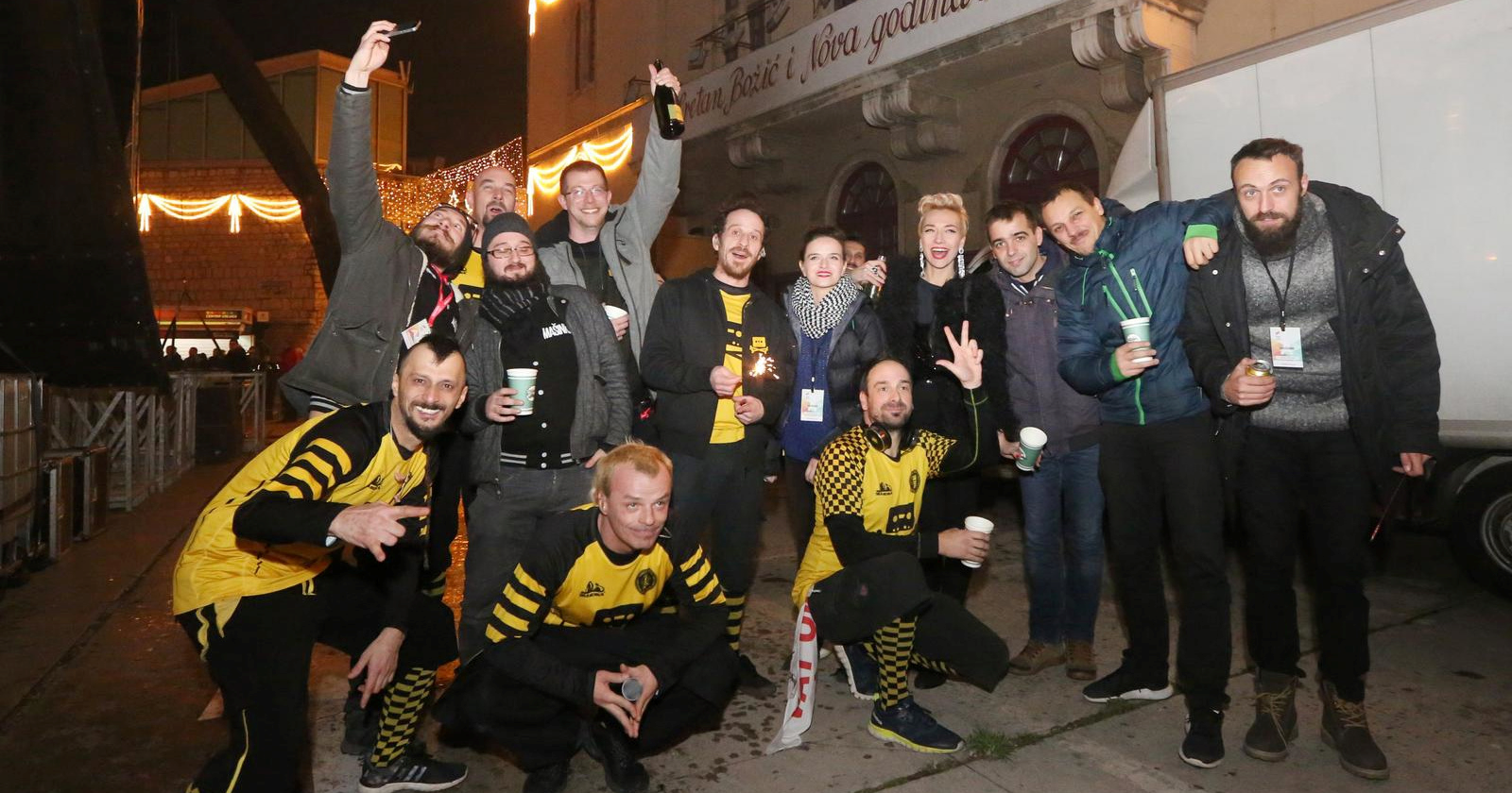 Kako je nastala fotka na kojoj član Dubioze drži tri prsta u zraku (i zašto ih drži)