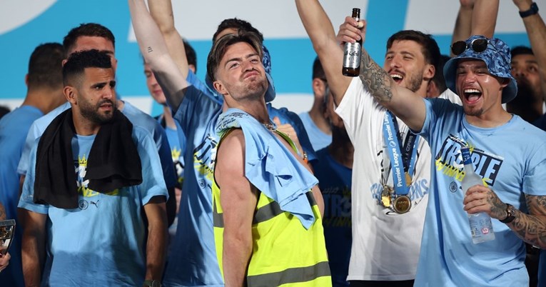 Pogledajte Grealisha na okupljanju reprezentacije nakon tri dana pijanstva