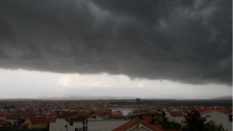VIDEO Nevrijeme u Dalmaciji: Na Šolti padala tuča, oluja u Kninu