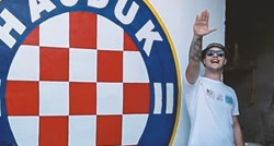 Sin viškog gradonačelnika pozirao s podignutom desnicom uz Hajdukov grb