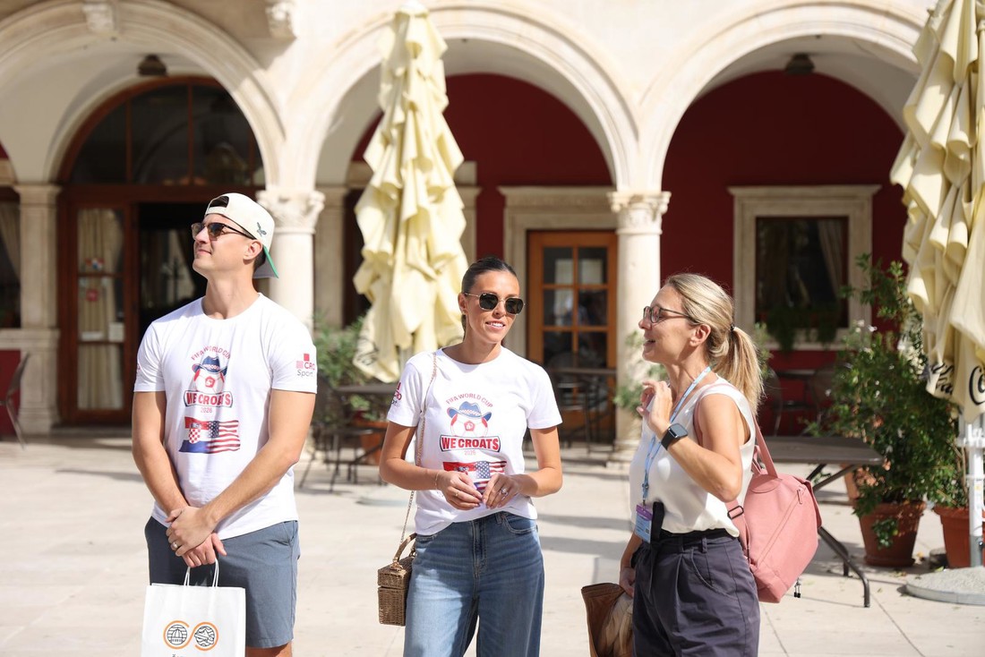 Američki mladenci razgledavali Šibenik, pažnju privukli majicama