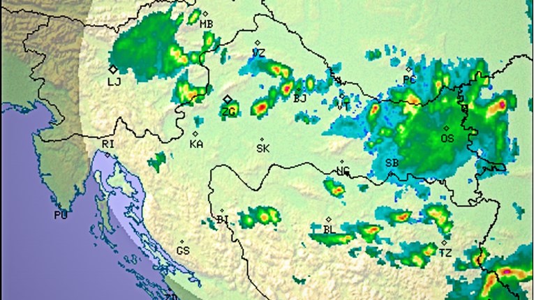Nevrijeme u Slavoniji. Jak vjetar s kišom, srušeno nekoliko stabala