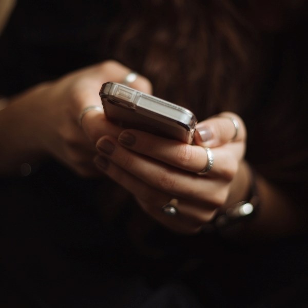 Istraživanje dokazalo kako korištenje mobitela ubrzava starenje