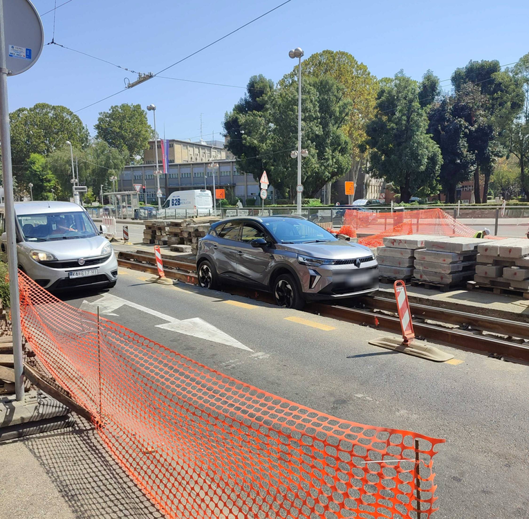 FOTO Auto upao u raskopane tračnice u Zagrebu