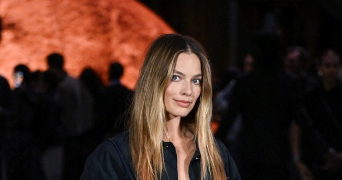 Margot Robbie plijenila poglede u Parizu bez majice