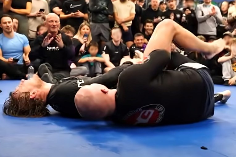 VIDEO Uskoro se bori za UFC-ov pojas. Izgubio je na turniru i ostao ležati u bolovima
