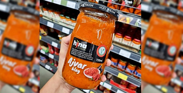 Idemo po dućanima: Našli smo novi, dosta jeftin ajvar i probali ga, evo isplati li se