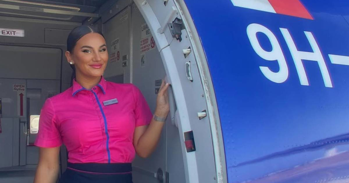 Stjuardesa otkrila pravi razlog zašto vam se obraćaju pri ulasku u avion