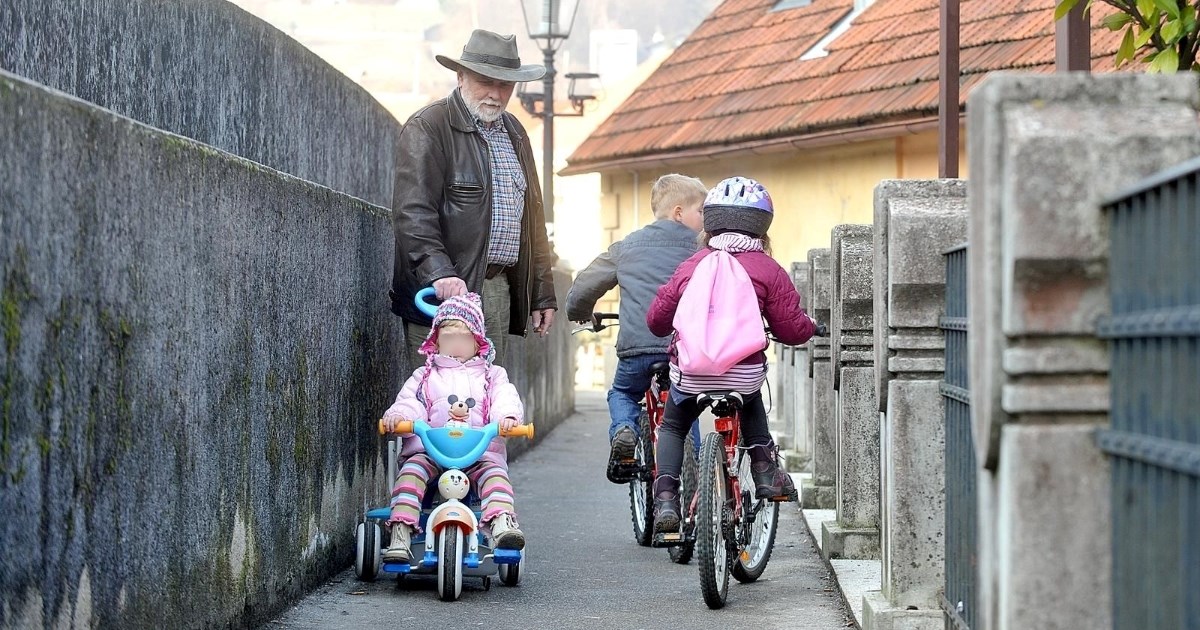 Samobor će bakama i djedovima plaćati čuvanje unuka