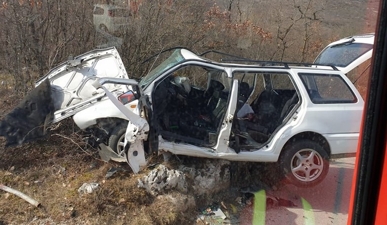 Teška nesreća u Zagvozdu, auto smrskan, vozač teško ozlijeđen