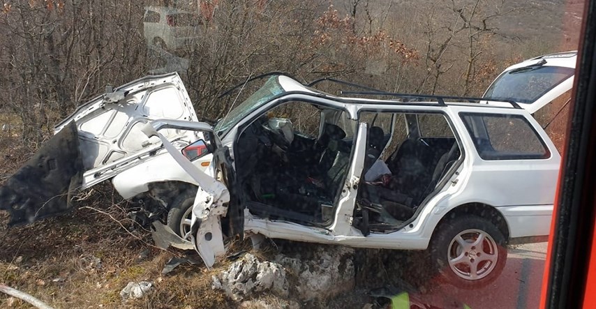 Teška nesreća u Zagvozdu, auto smrskan, vozač teško ozlijeđen