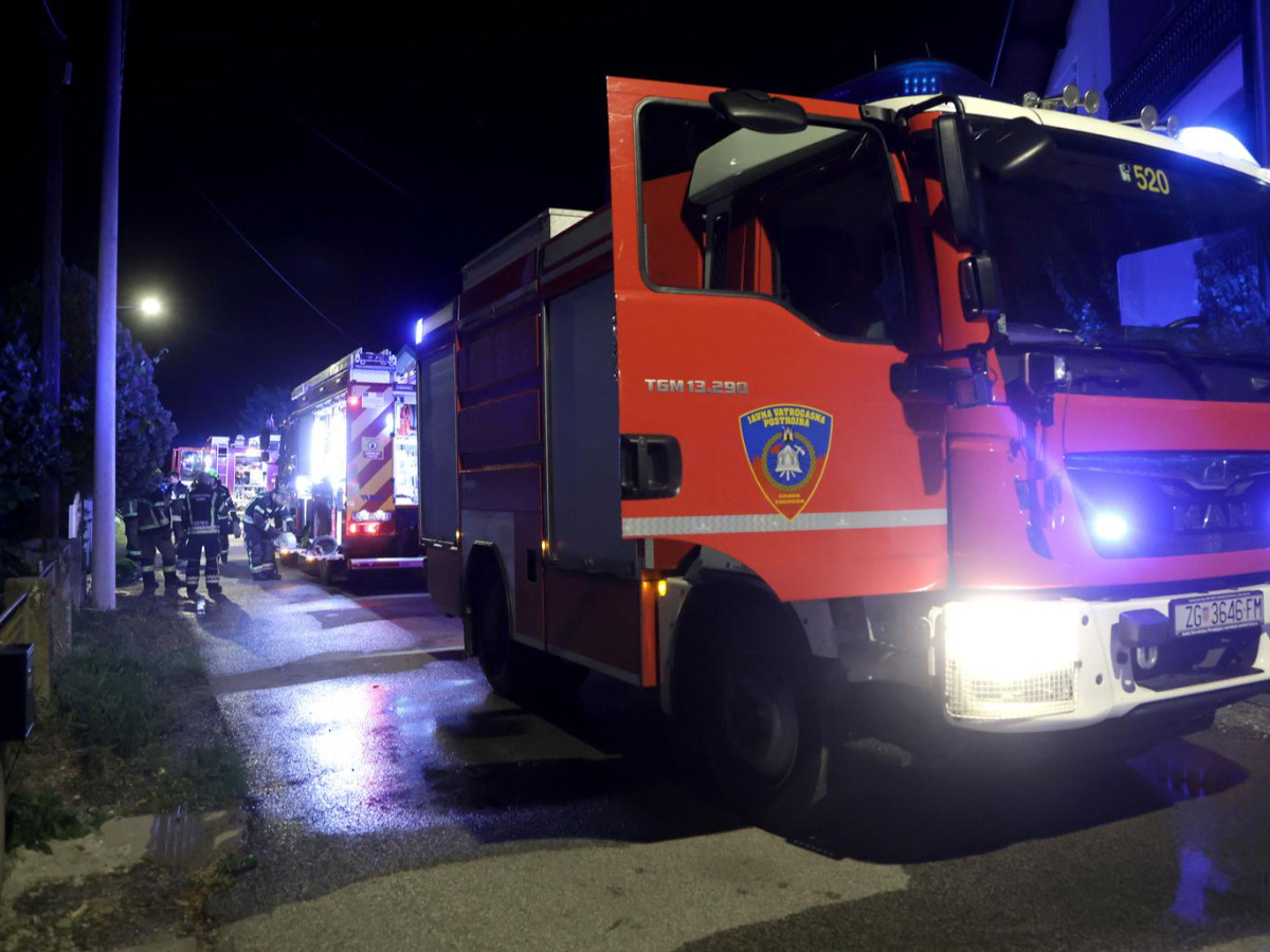 Tijekom noći izbio požar u Sesvetama. Izgorjeli automobili i brod