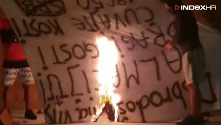 VIDEO Na Viru sada zapaljen transparent "Dragi gosti, čuvajte kosti"