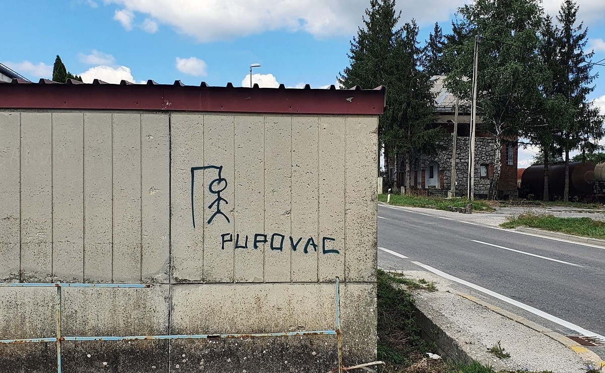 U Gospiću grafit Pupovca na vješalu. Gradonačelnik: Zašto to nije sloboda govora?