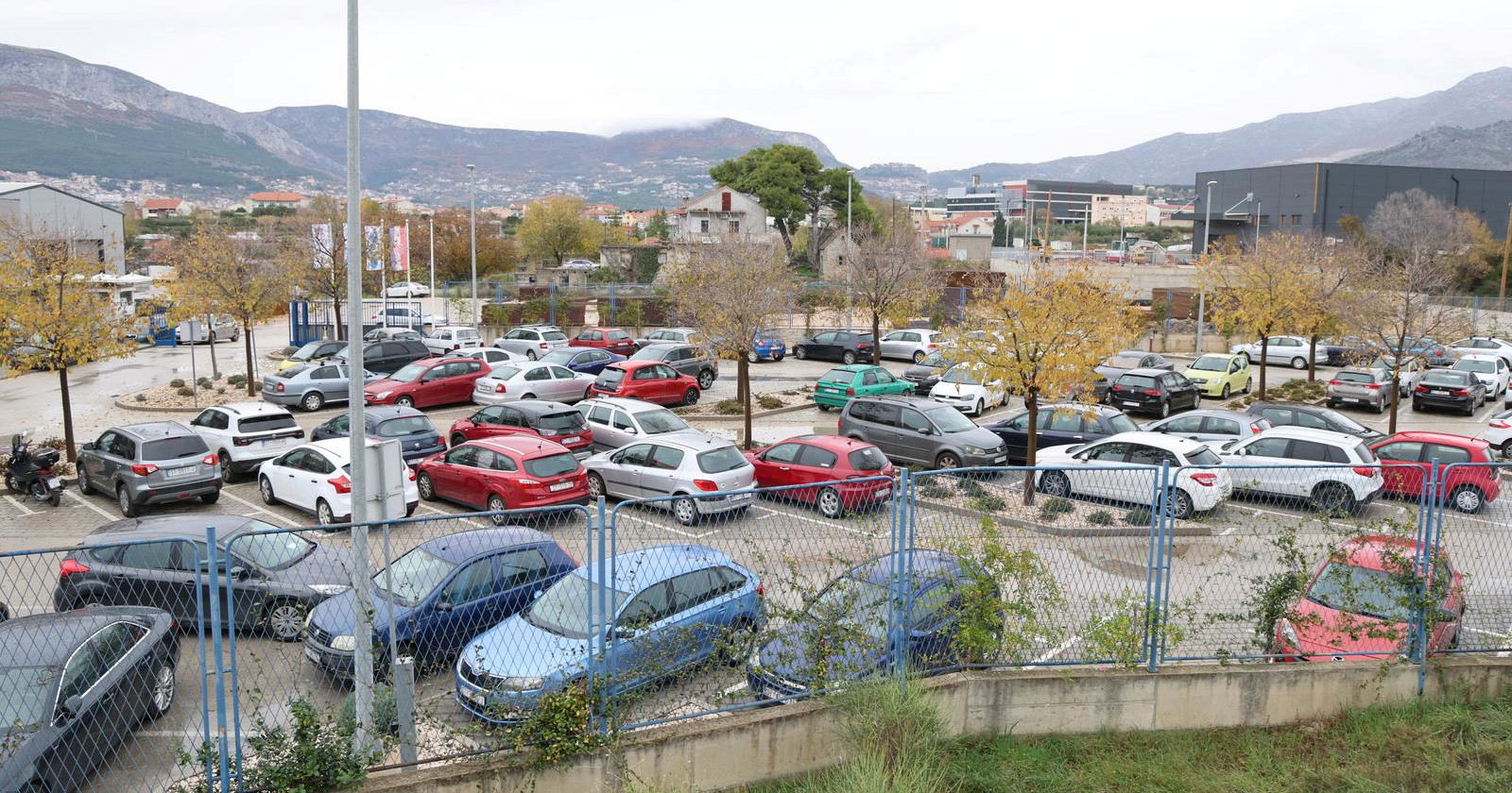 Maloljetniku koji je no&#x17E;em izbo policajca u Splitu odre&#x111;en istra&#x17E;ni zatvor