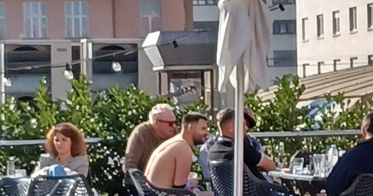 VIDEO Mladoženja u centru Zagreba sjedio u kafiću samo u - tangama