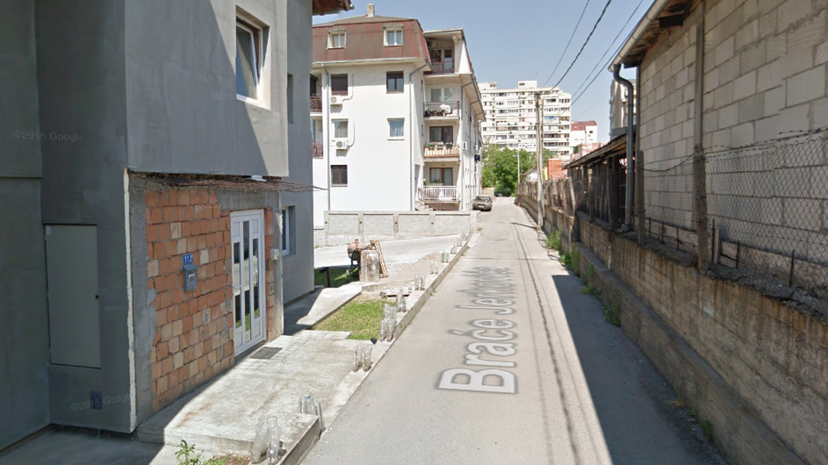 Četiri maskirana napadača pretukla mladića u Beogradu, izboli ga i slomili mu noge