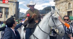 Kolumbijski zastupnici prate sjednice s kućnim ljubimcima, jedan došao na konju