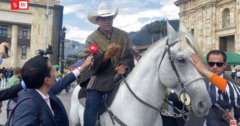 Kolumbijski zastupnici prate sjednice s kućnim ljubimcima, jedan došao na konju