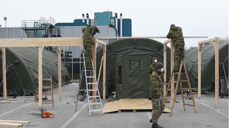 Vojska gradi natkriveni prostor između šatora i KB Dubrava