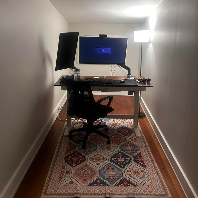 Pokazao fotku ureda, ljudi ga nemilosrdno sprdaju: "Je li ovo SIMS?"