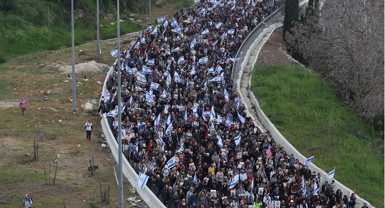 Tisuće Izraelaca autocestom umarširale u Jeruzalem. Došli do Netanyahuove rezidencije