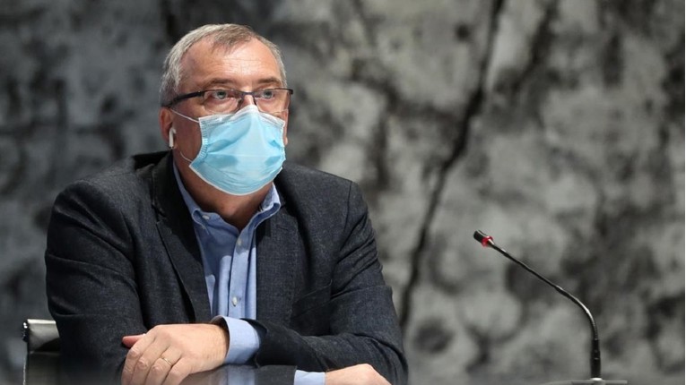 Nakon što su ga sprdali zbog čudnog odgovora Capak je danas imao slušalicu u uhu