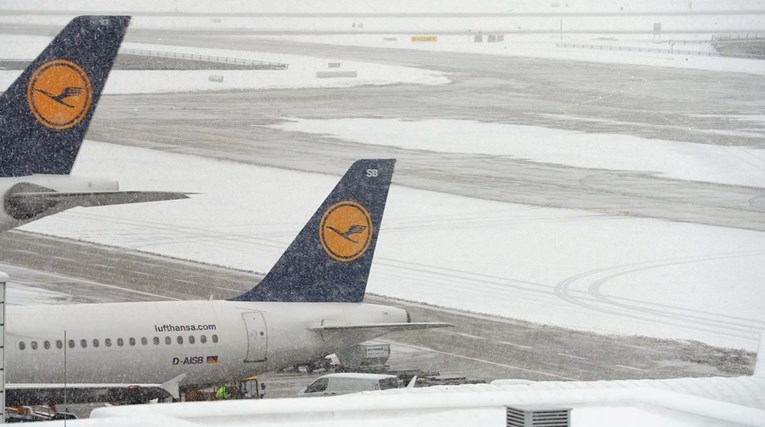 Minhenski aerodrom otkazao preko stotinu letova zbog snijega
