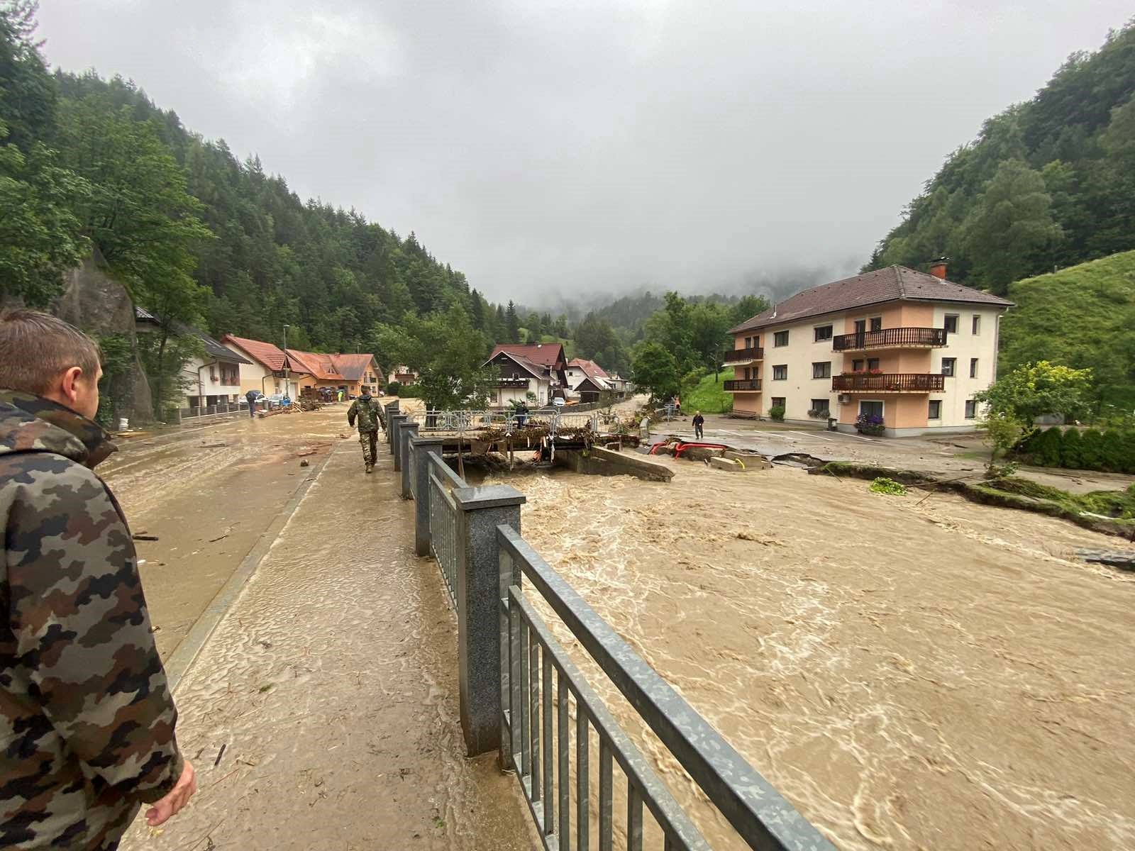 VIDEO Pogledajte ovu bujicu. Slovenska vojska uspjela se probiti do mjesta