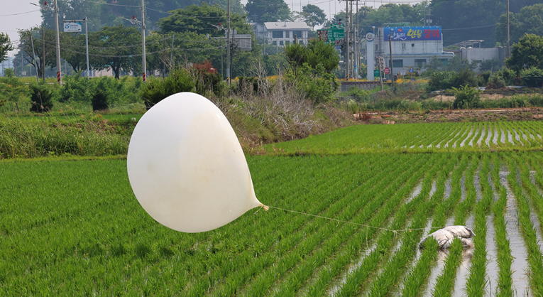 Južna Koreja: Sa sjevera nam stižu baloni puni izmeta i isječene zapadnjačke odjeće